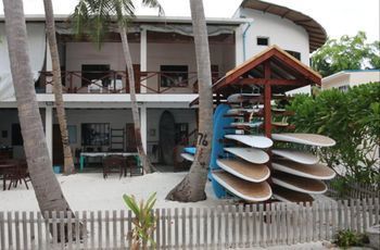 Cokes Surf Camp Hotel Thulusdhoo Bagian luar foto